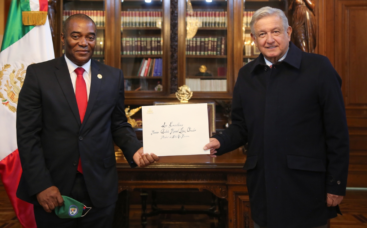 El Presidente recibió a los embajadores en Palacio Nacional, junto con sus cartas. (@lopezobrador_)