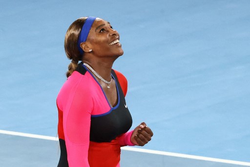 Serena Williams derrota a Halep y se cita con Osaka en 'semis' en Melbourne. (AFP)