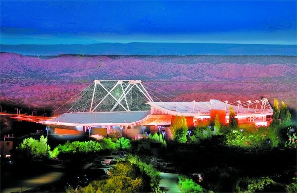 En este teatro al aire libre se organiza el festival operístico de verano más importante de Estados Unidos. Ópera de Santa Fe