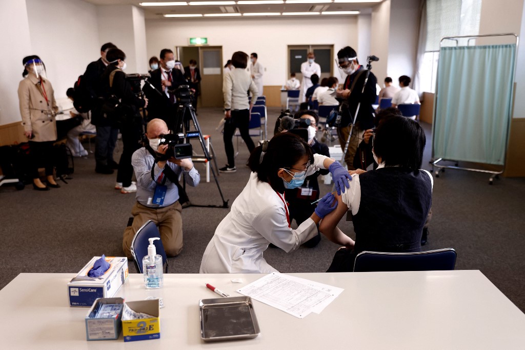 La vacunación del personal sanitario inició este miércoles, tiempo local, en Tokio. (AFP)
