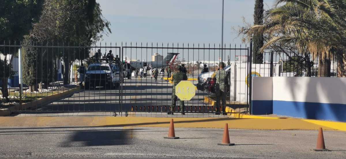 Un avión de la Fuerza Aérea Mexicana aterrizó en la Base Militar número 3 de Torreón. (Armando Moreno)