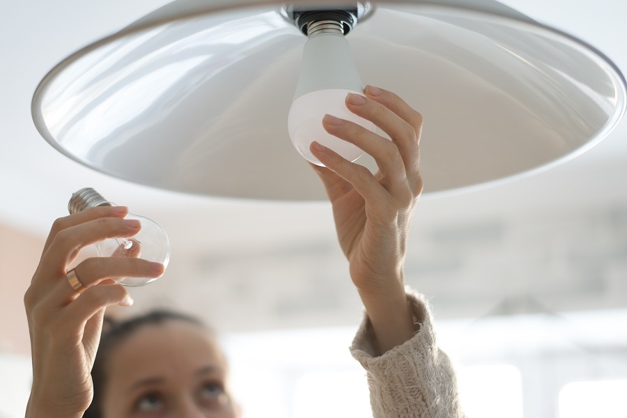 Usar bombillas ahorradoras puede contribuir a reducir tu consumo de energía eléctrica. (Shutterstock)