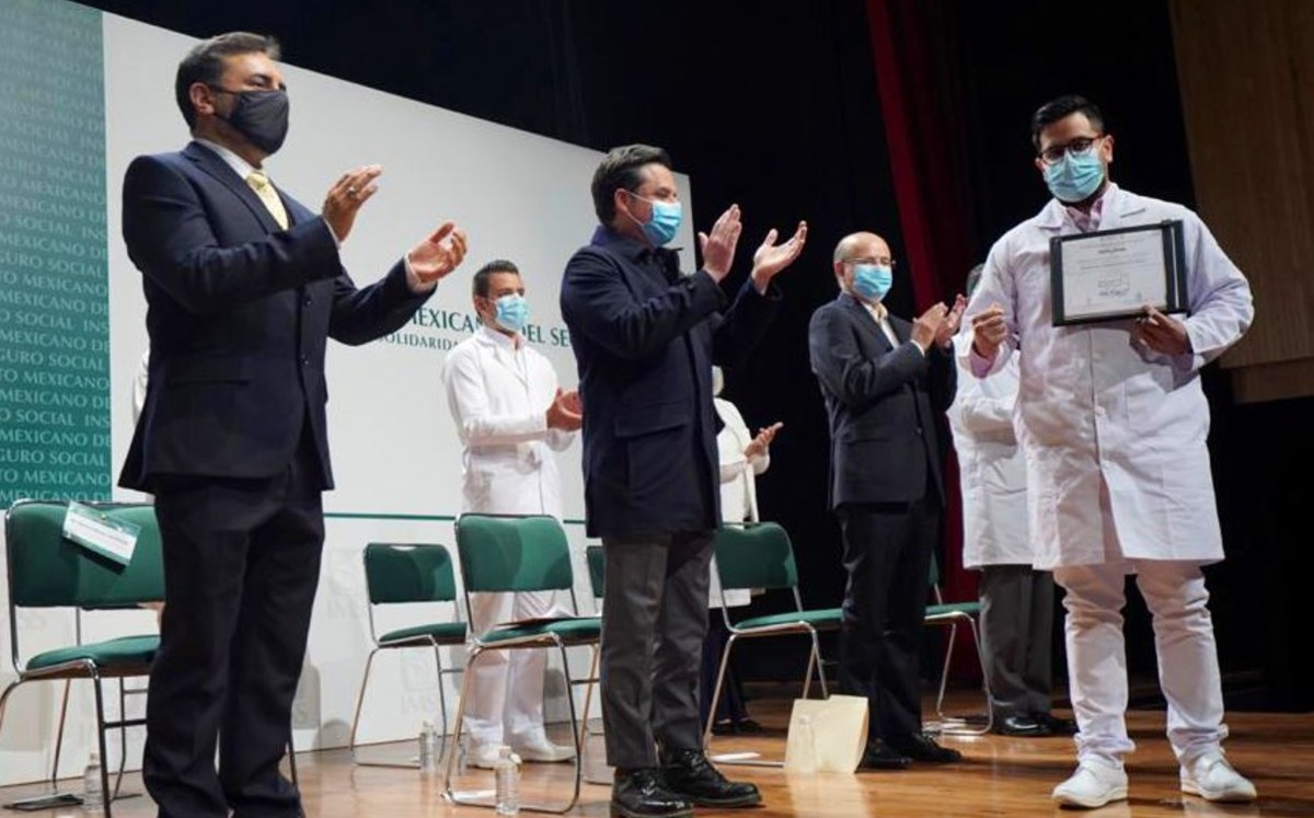 Clausura e Inauguración de ciclos académicos de médicos residentes en la que participó Zoé Robledo | Twitter
