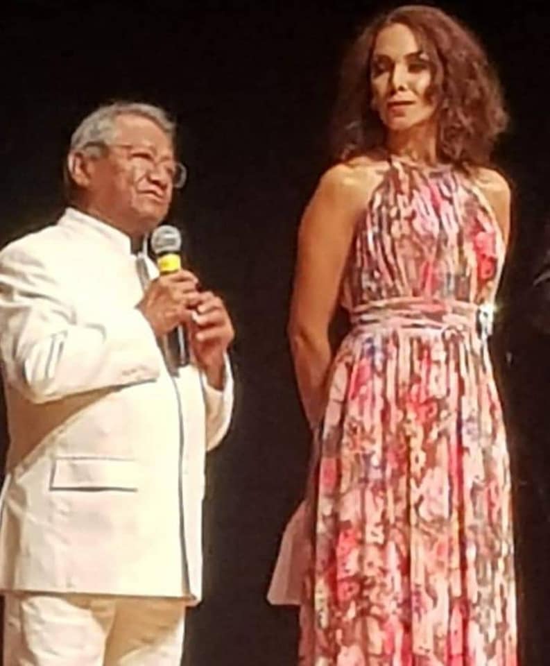 Cynthia Jaime con Armando Manzanero en evento de Multimedios.
