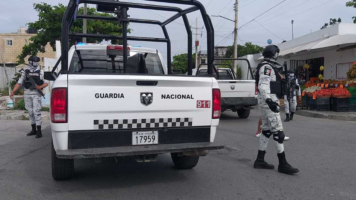 Detienen a 15 presuntos secuestradores en Cancún y liberan a una víctima