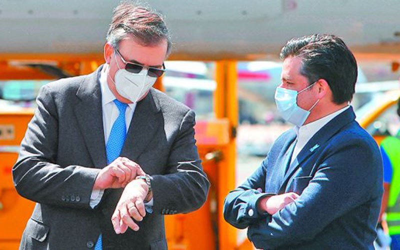 Ebrard y Robledo reciben embarque de Pfizer. (Ariana Pérez)
