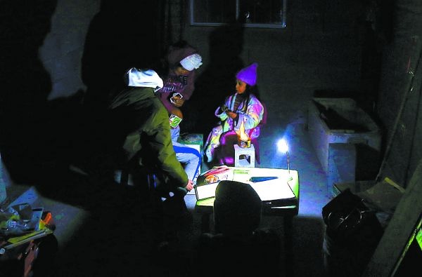 Algunas familias llevan más de 40 horas sin energía eléctrica. JORGE LÓPEZ