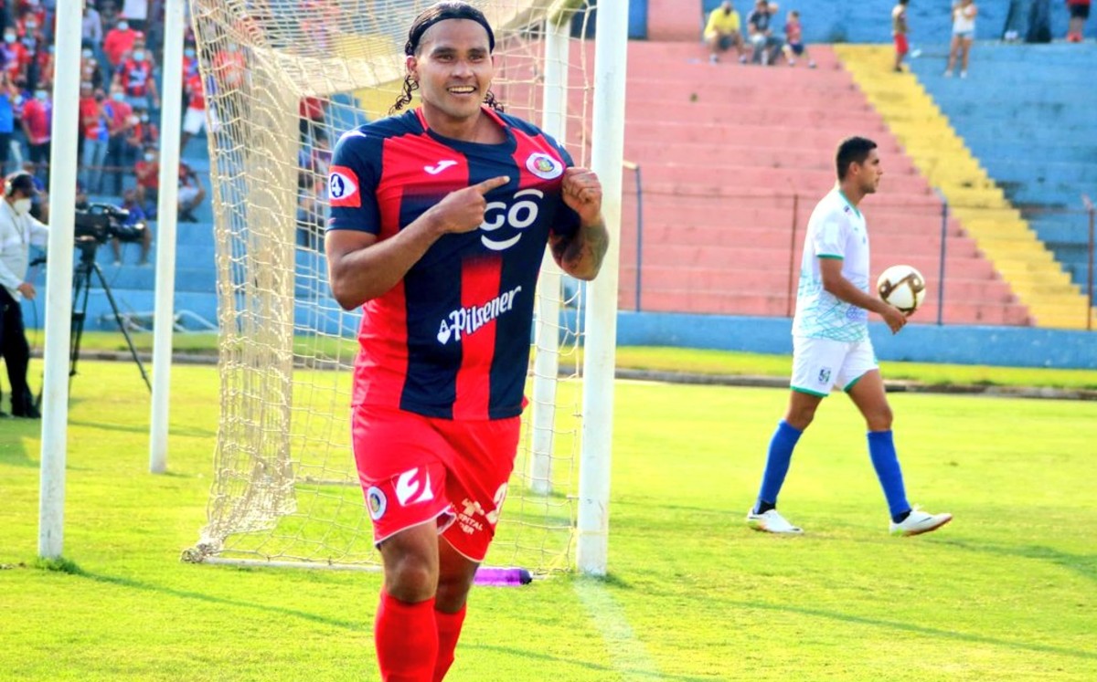 Gullit Peña anotó en el partido del club FAS (Twitter: @CDeportivoFAS)