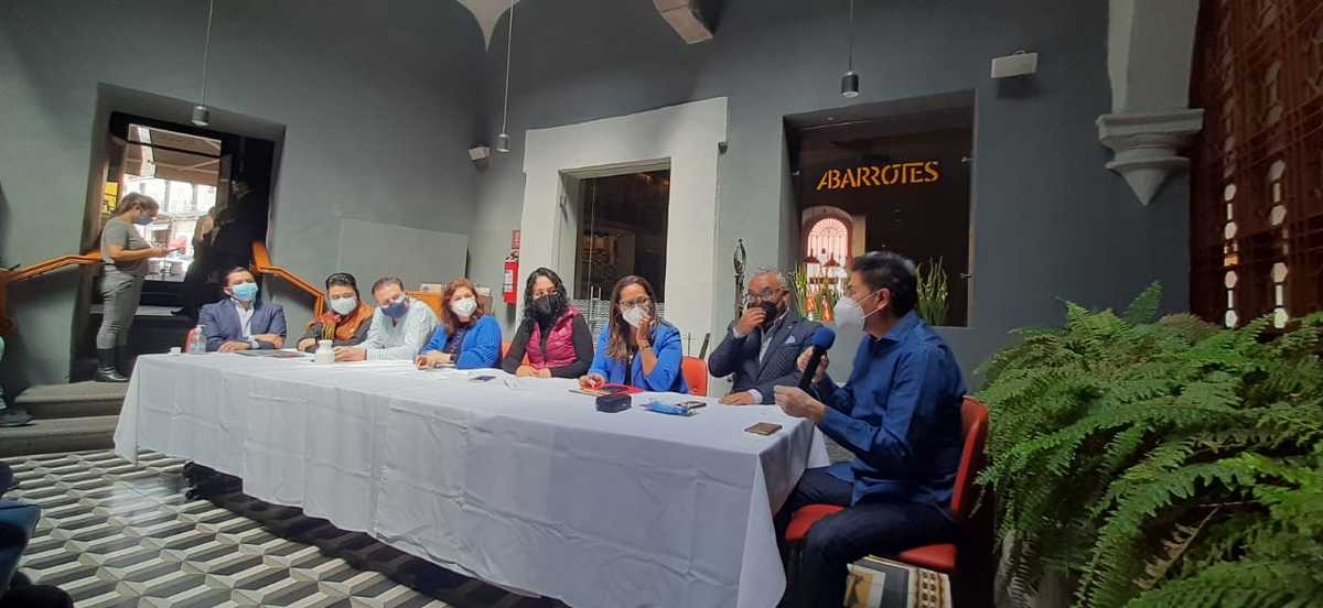 IP durante una reunión que sostuvieron con regidores del Ayuntamiento de Puebla. (Especial)