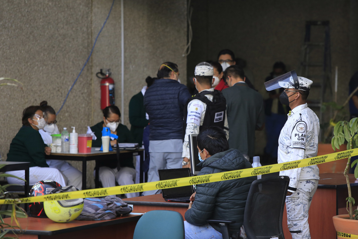 Personal médico espera la llegada de la vacuna de Covid-19 en el IMSS La Margarita. (Agencia Enfoque)