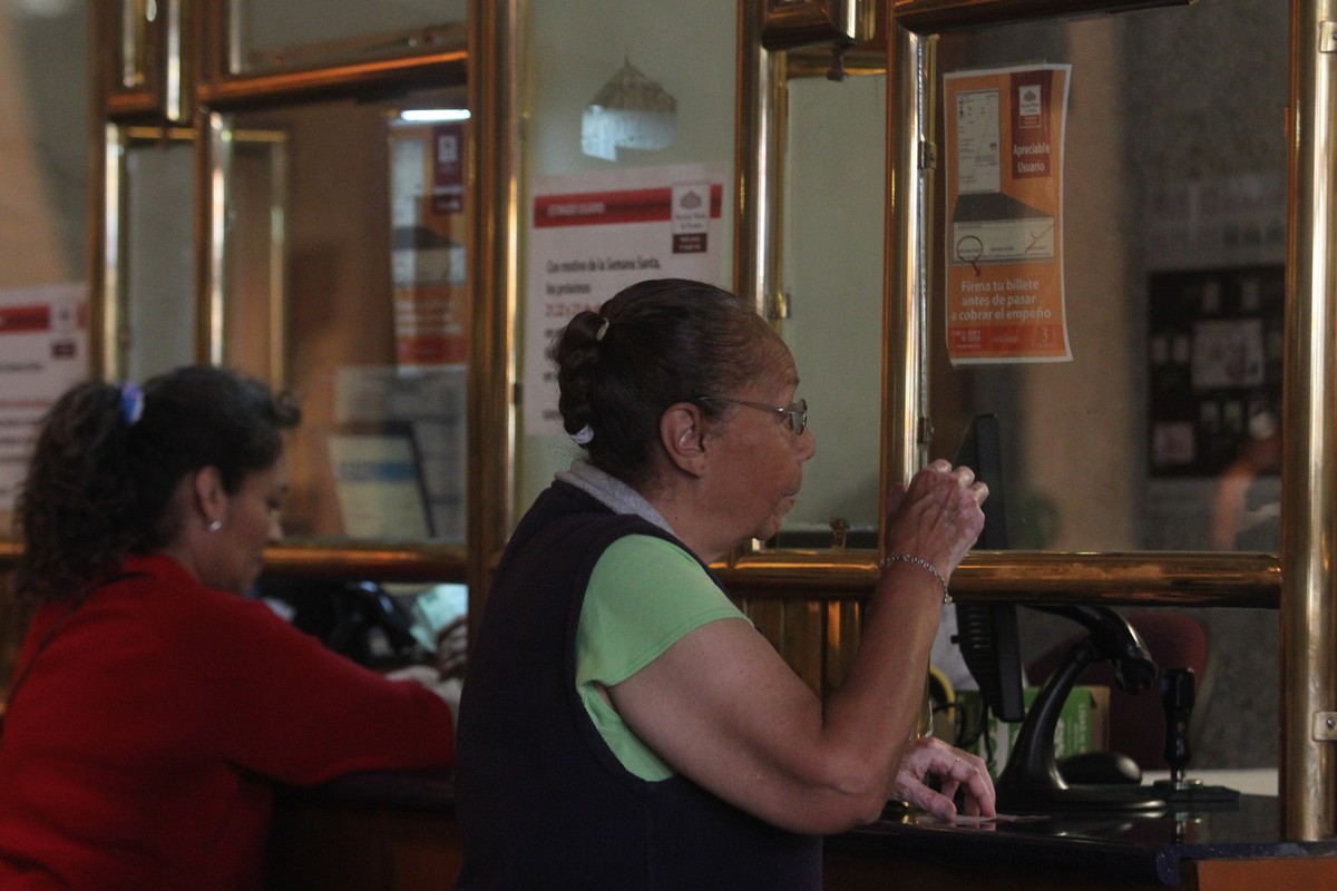 Personas acuden a Nacional Monte de Piedad para empeñar algunas de sus pertenencias | Cuartoscuro