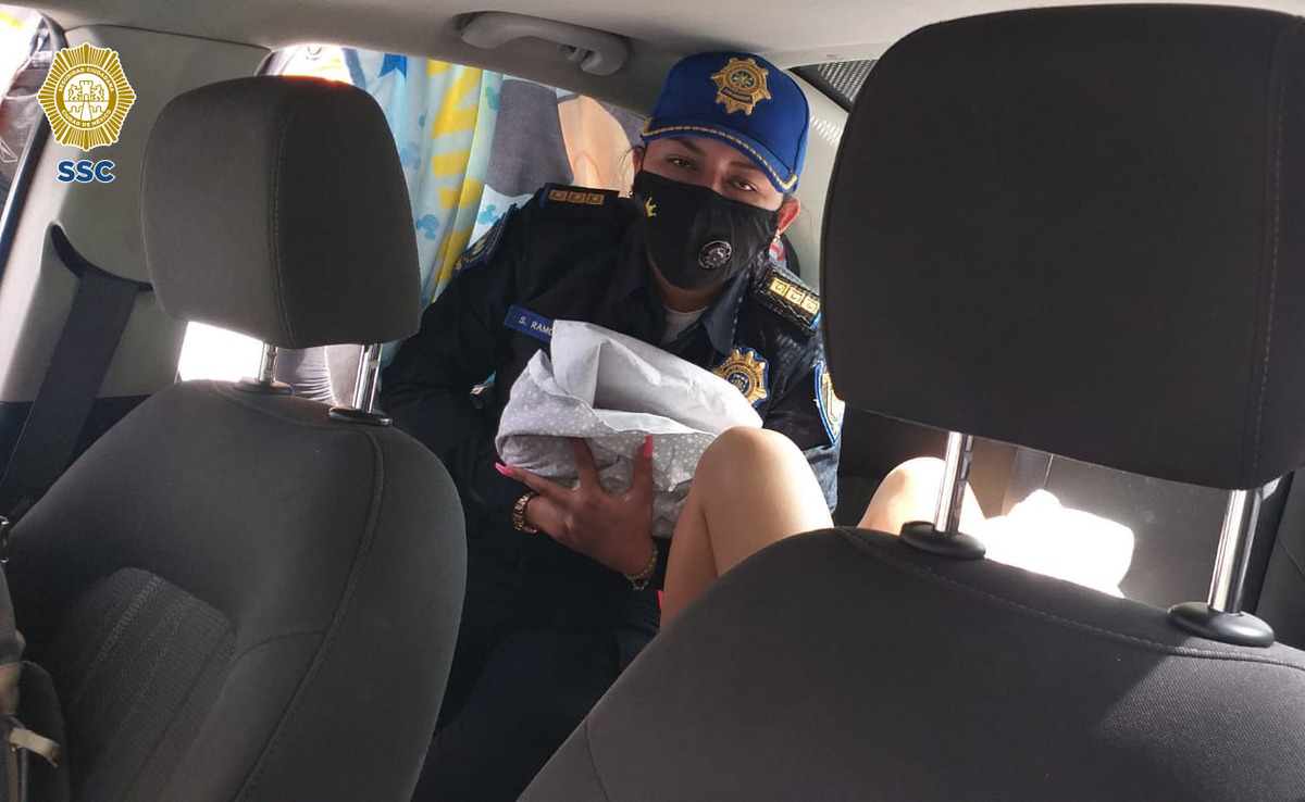 Policías de la estación auxiliaron a la mujer.