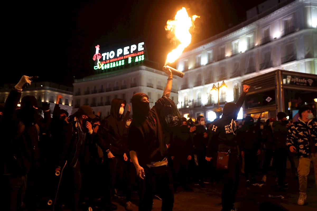 Los simpatizantes de Pablo Hasél se enfrentaron a la Policía de España.| EFE