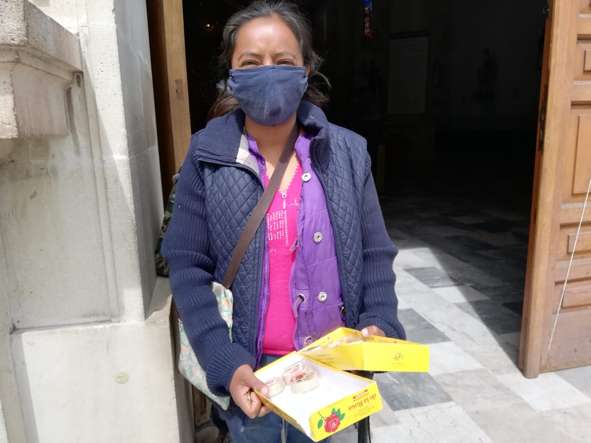 Teresa Betancur Jurado, vende mazapanes para llevar dinero a casa. (Elizabeth Hernández)