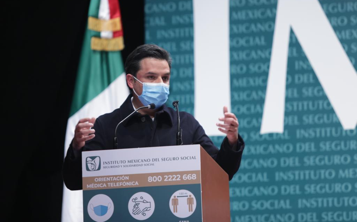 El titular del IMSS, Zoé Robledo, durante la ceremonia de de Médicas y Médicos Residentes. (Especial)