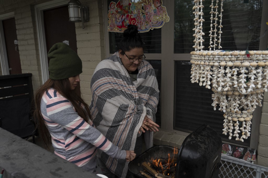 En zonas como Houston, en Texas, son varias las familias las que han buscado la forma para combatir el frío. | AFP