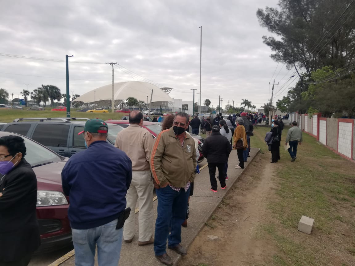 Adultos mayores acuden a Altamira por vacuna covid. (Pablo Reyes)
