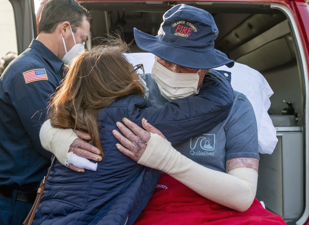El bombero Dylan Van Iwaarden recibe un abrazo al salir del hospital, luego de 114 días en recuperación. Foto: Leonard Ortiz/AP