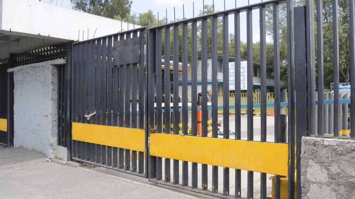 En CdMx, encapuchados toman instalaciones de CCH Vallejo de la UNAM