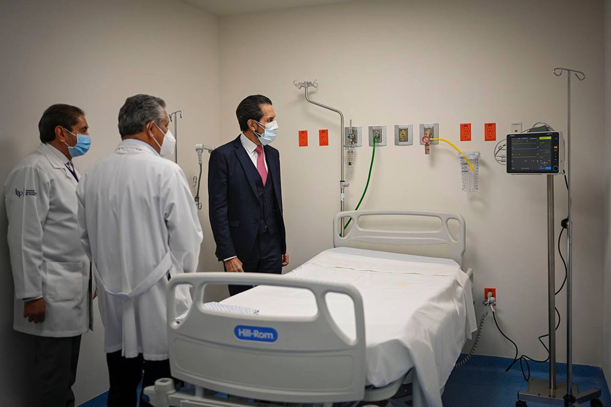 Entrega el Rector Alfonso Esparza 18 nuevas camas en HUP. (Especial)