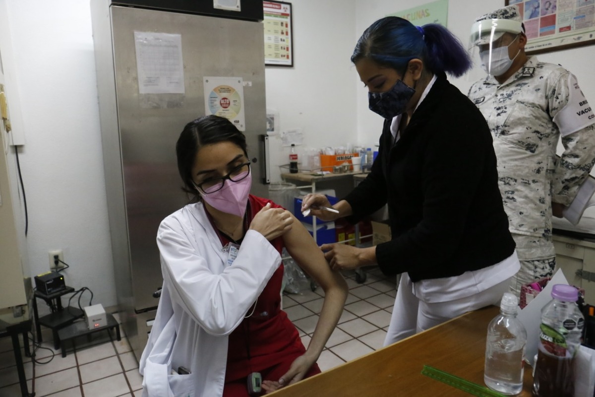 Este jueves se llevó a cabo la segunda aplicación de dosis a personal médico. (Rolando Riestra)
