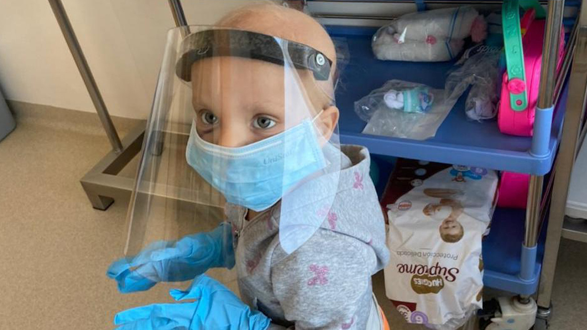 Julia, niña de 3 años, busca ayuda millonaria para vencer al cáncer