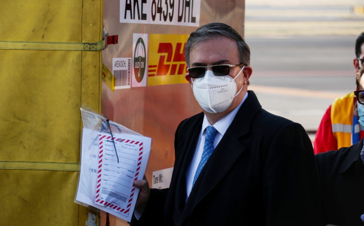 Marcelo Ebrard durante la llegada de un lote de vacunas contra el covid-19 a la Ciudad de México. (Cuartoscuro)