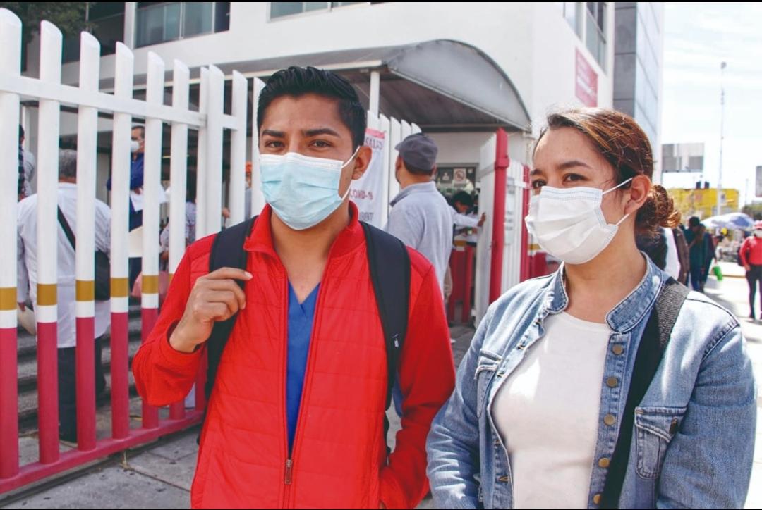 Paola Serrano y Miguel Alonso, enfermeros del ISSSTE, recibieron la vacuna. (Melanie Torres)