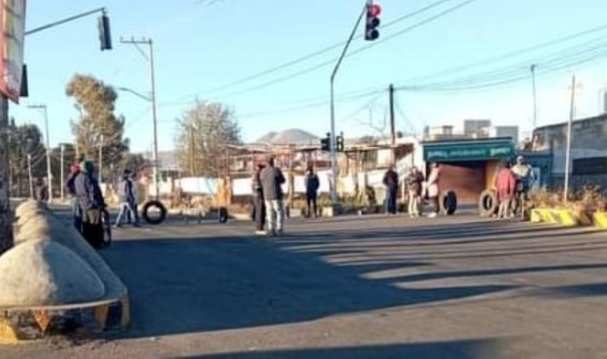 Los vecinos bloquearon ambos sentidos de la calzada Tláhuac-Chalco. | César Velázquez