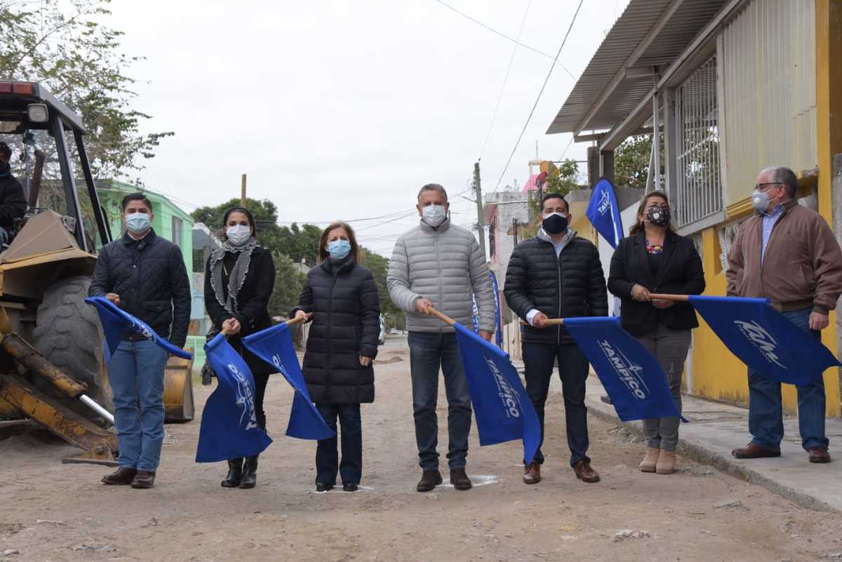 Alcalde de Tampico puso en marcha otra pavimentación de calle.