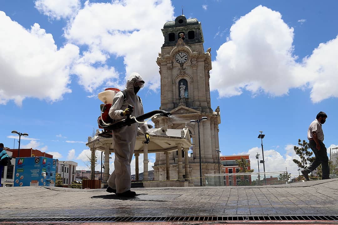 Desinfección de calles del Centro Histórico de Pachuca durante la pandemia. (Jorge Sánchez)
