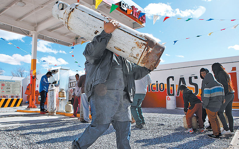 Filas en Ciudad Juárez, Chihuahua, en busca de gas butano. (EFE)