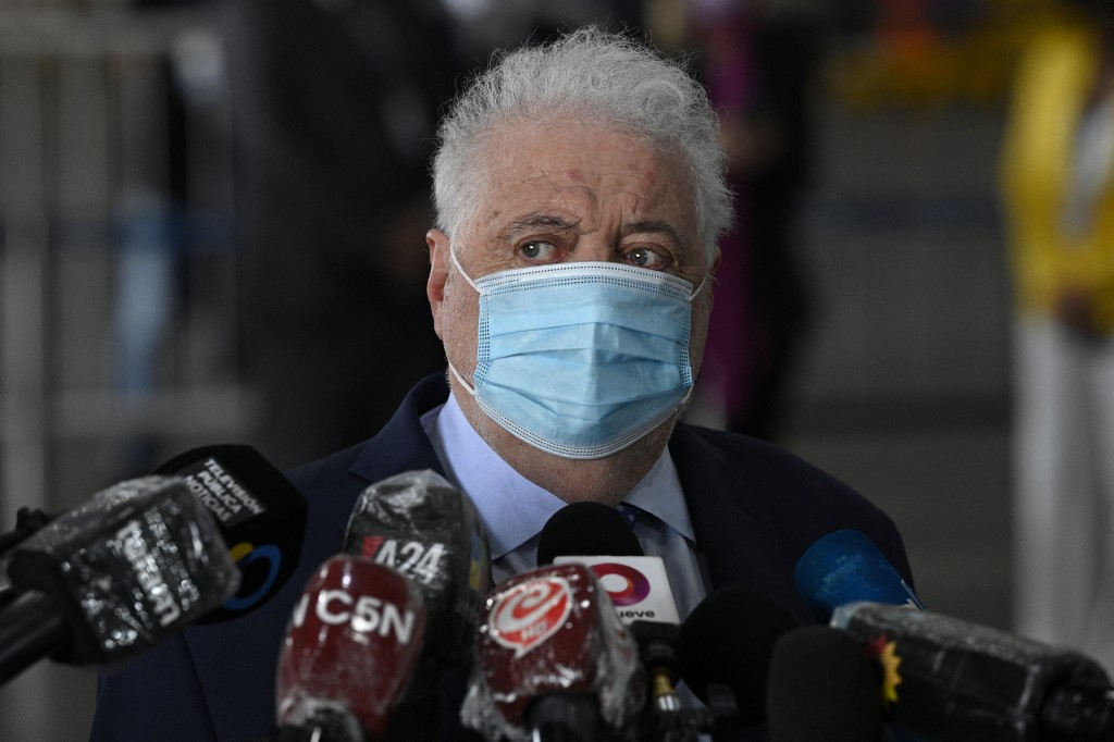Ginés González García había recibido la vacuna aún sin ser del grupo prioritario. (AFP)