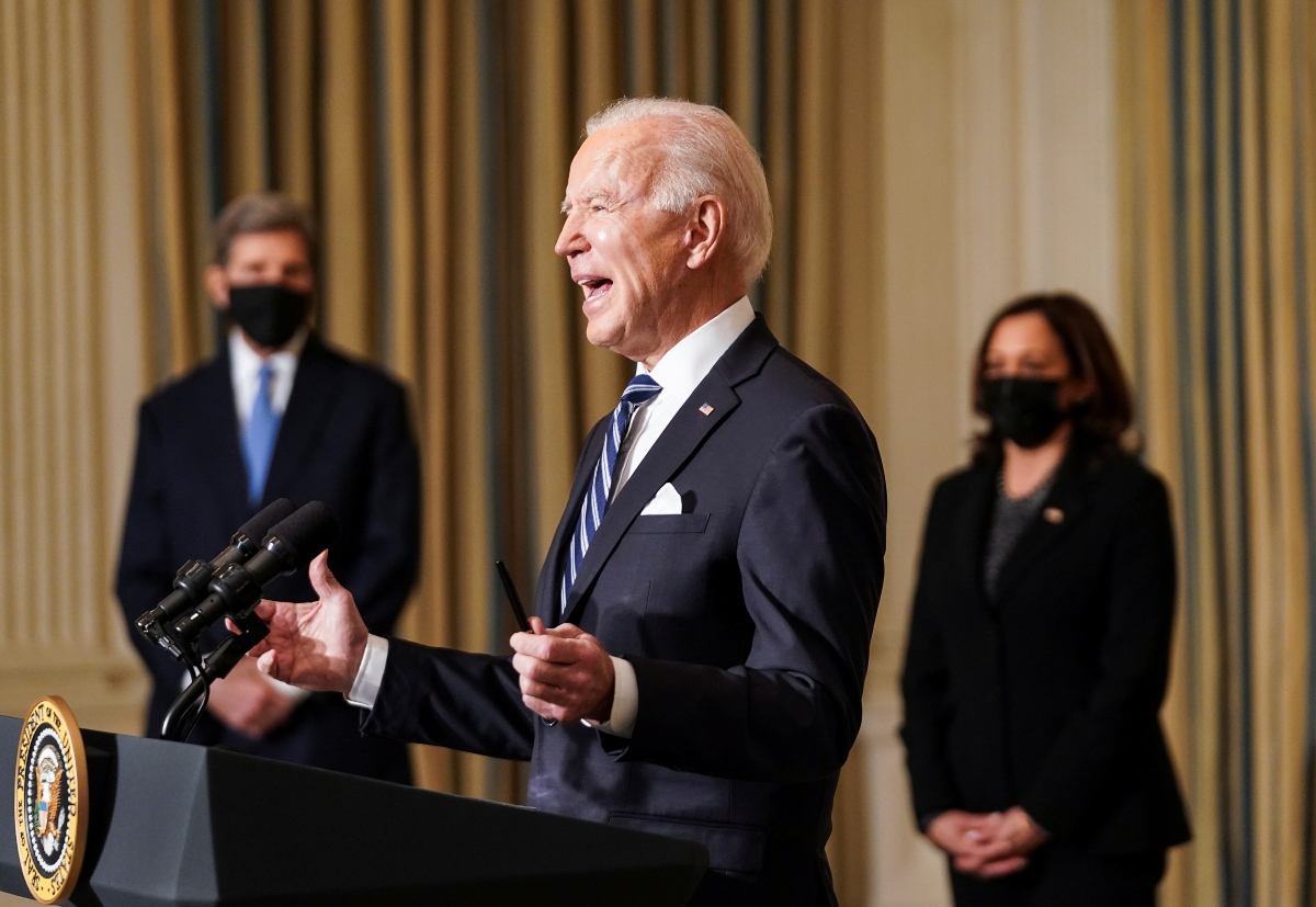 Joe Biden en un evento oficial junto a John Kerry y Kamala Harris (Reuters / Archivo)