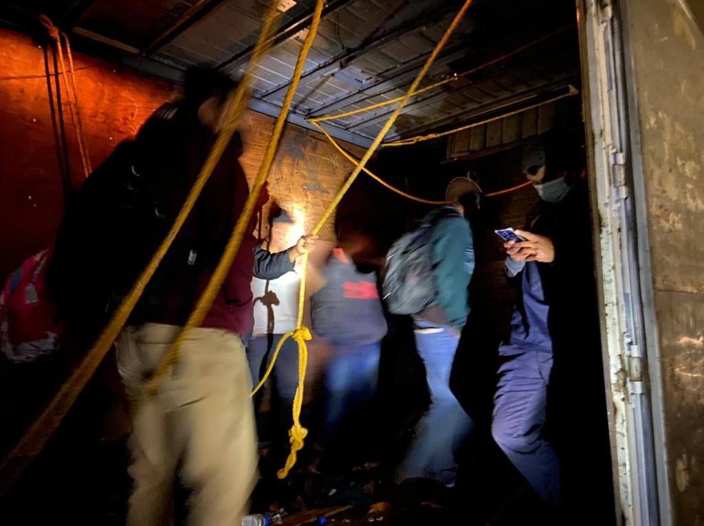 Los migrantes viajaban en la parte trasera de un camión. (Especial)