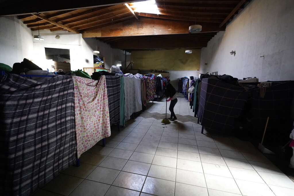 Los migrantes siguen esperando su resultado sobre su asilo humanitario en Estados Unidos. (AP)