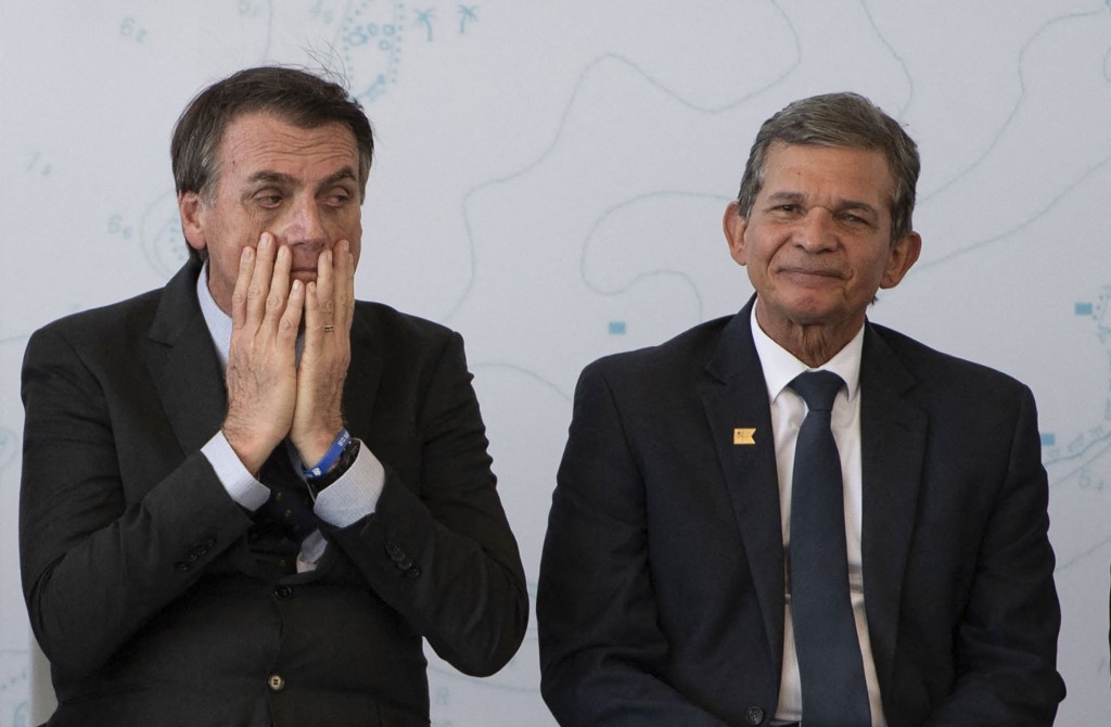 El presidente de Brasil, Jair Bolsonaro, junto al ex ministro de Defensa, Joaquim Silva e Luna. (AFP / Archivo)