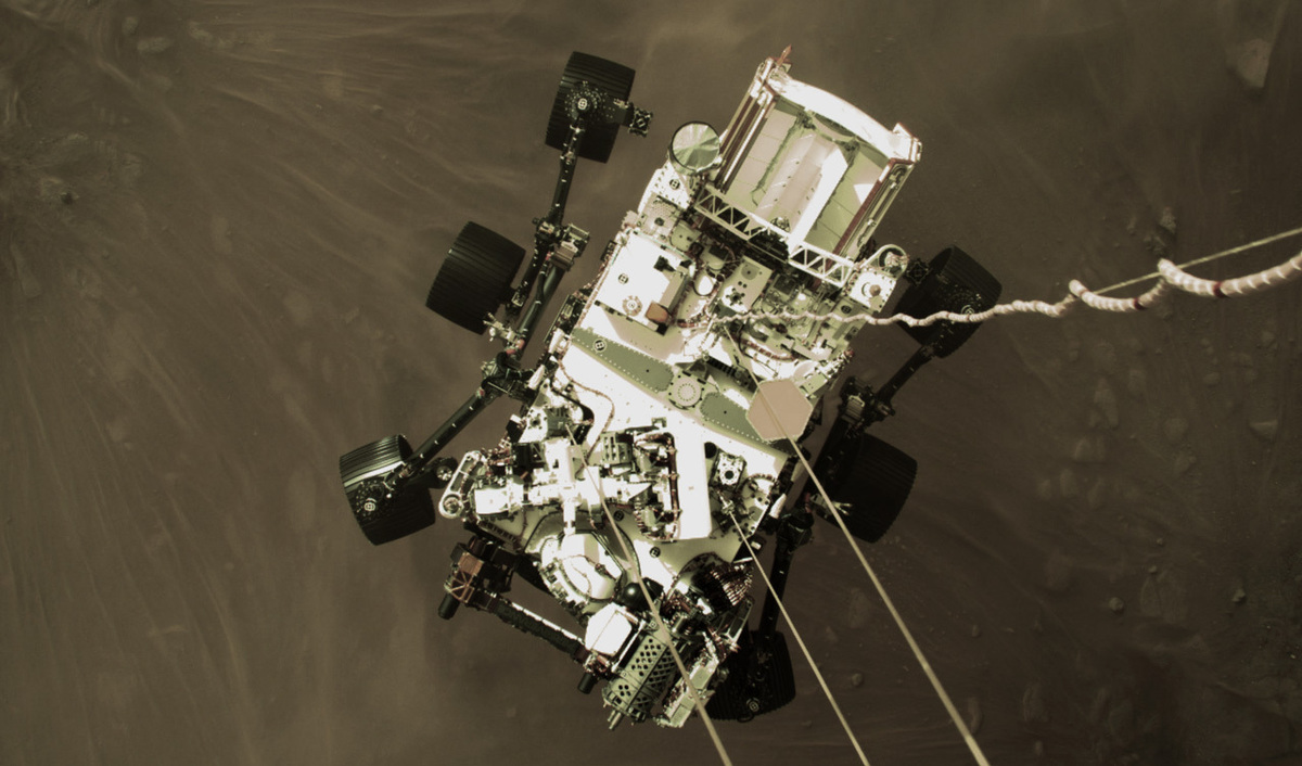Las primeras fotos fueron hechas con las cubiertas protectoras transparentes que aún tienen las cámaras del vehículo espacial. (NASA)