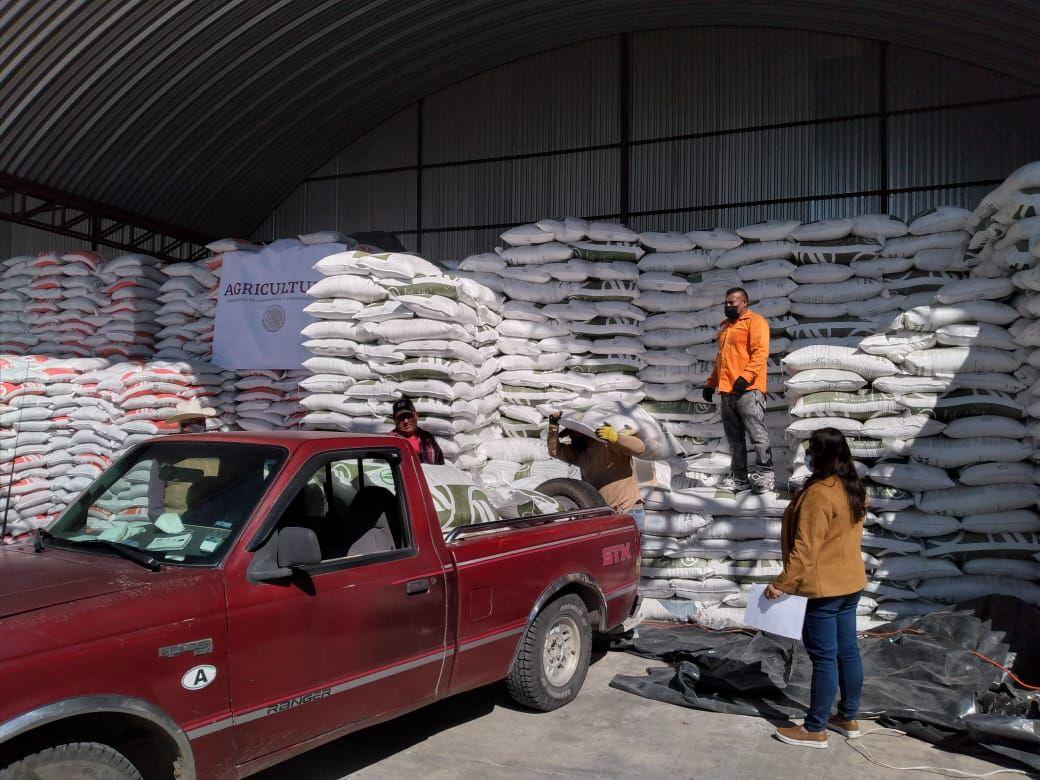 En tres semanas, se han entregado tres mil 919.8 toneladas de abono a productores de pequeña escala en Tlaxcala. (Especial)