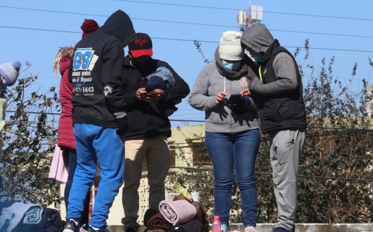En Tamaulipas, migrantes intentan hacer registro de asilo. (Javier Ríos)