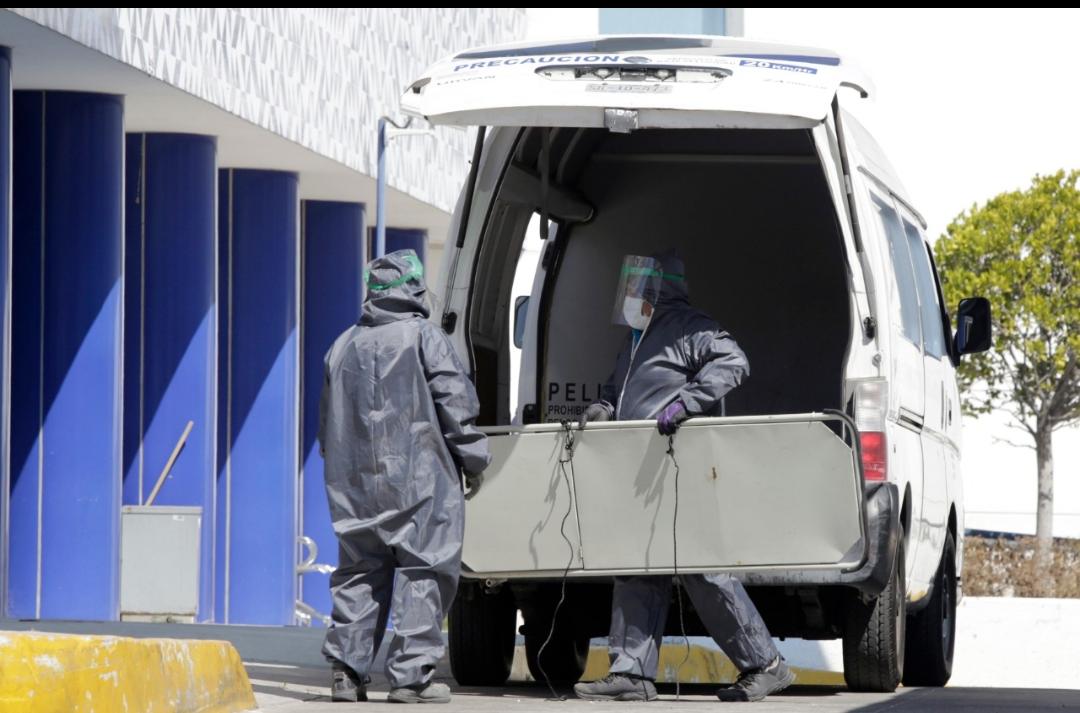 Traslado de un paciente que falleció por covid. (Agencia Enfoque)