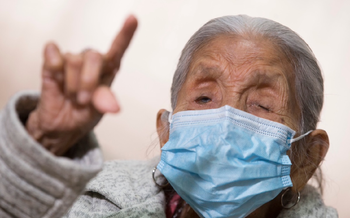 La abuelita de Amoxoyahuatl no habla español, aunque sí lo entiende, pero se comunica con su familia en Náhuatl. (Jesús Quintanar).