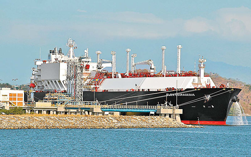 El buque tanque "Flex Courageous", que llegó a Manzanillo con 162 mil metros cúbicos del hidrocarburo procedente de EU. (Reuters)