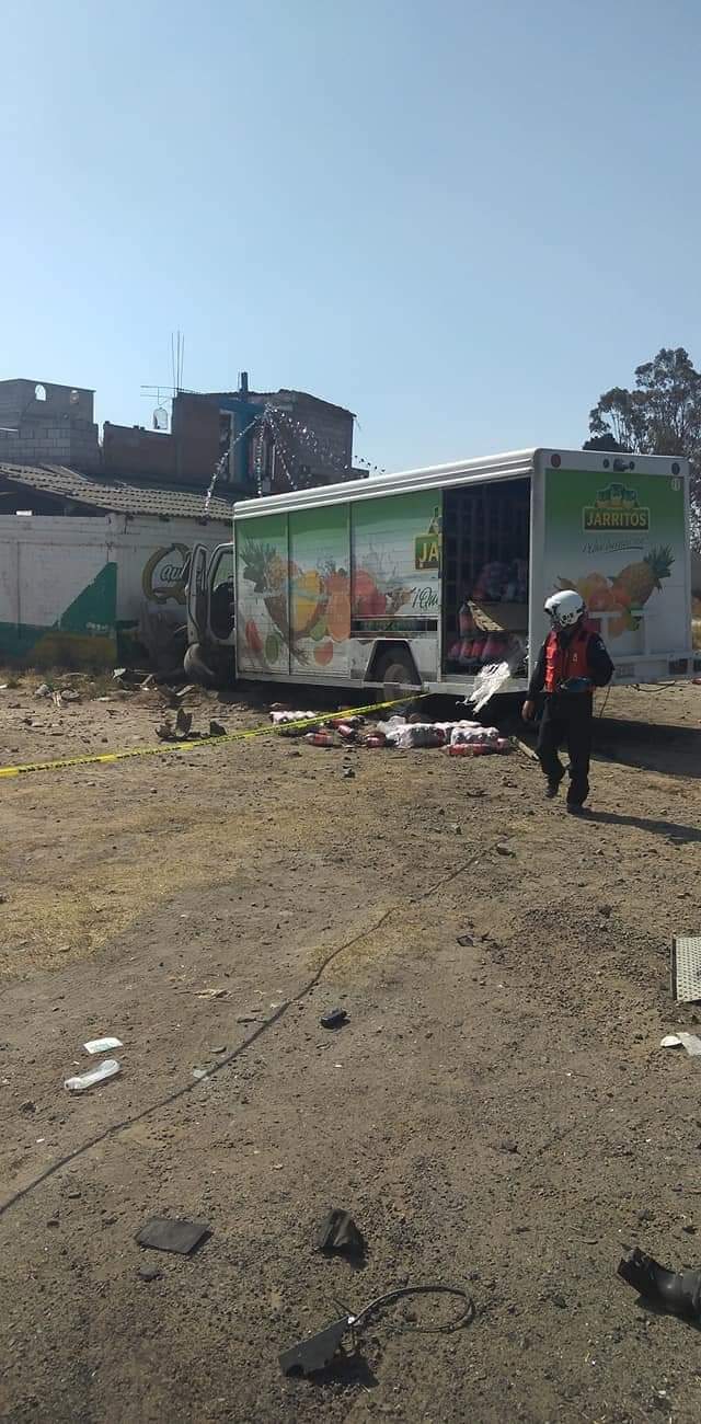 Dos personas fueron rescatadas con vida y trasladados a un hospital.
