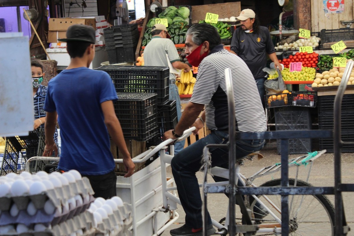 Empresarios apoyaron en tiempos de pandemia con la entrega de despensas. (Lilia Ovalle)