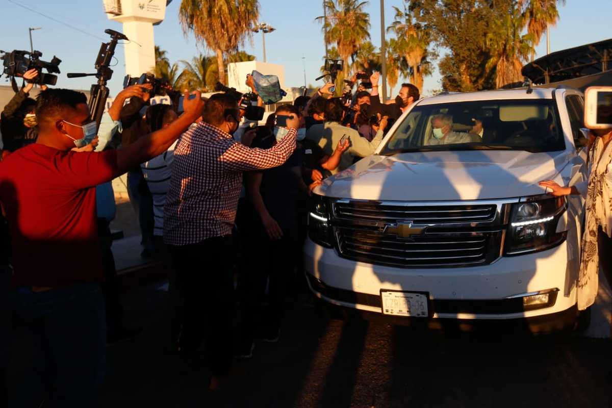 Los inconformes impedían que saliera la camioneta del Presidente. (Araceli López)