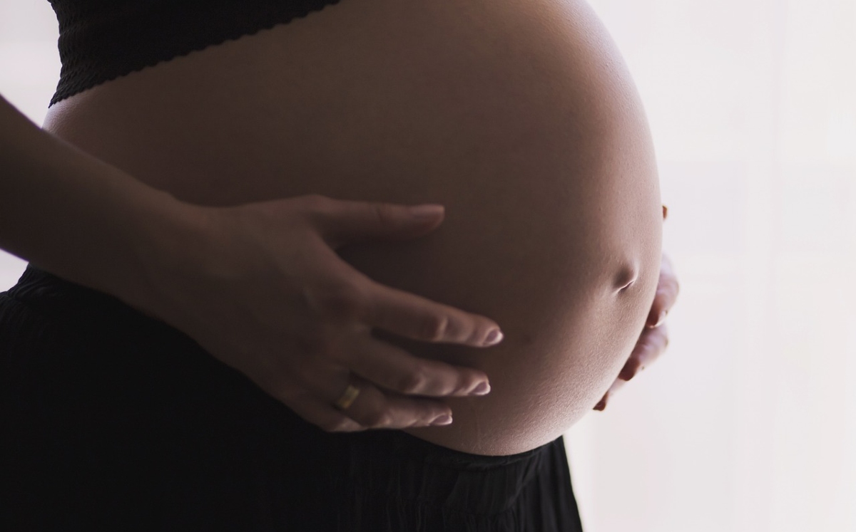 La mujer de 25 años acudió al hospital tras presentar fuertes dolores (Pixabay).