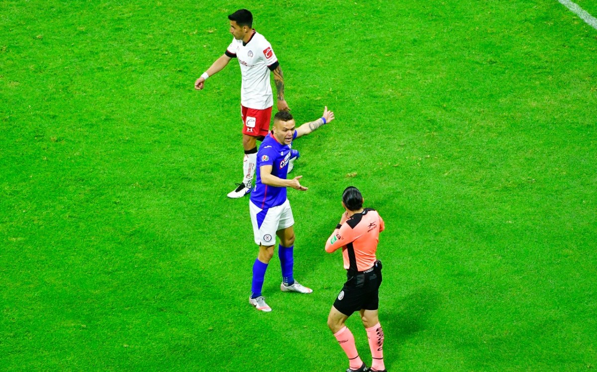 Óscar Macías interrumpe el gol de Cruz Azul (Imago7)