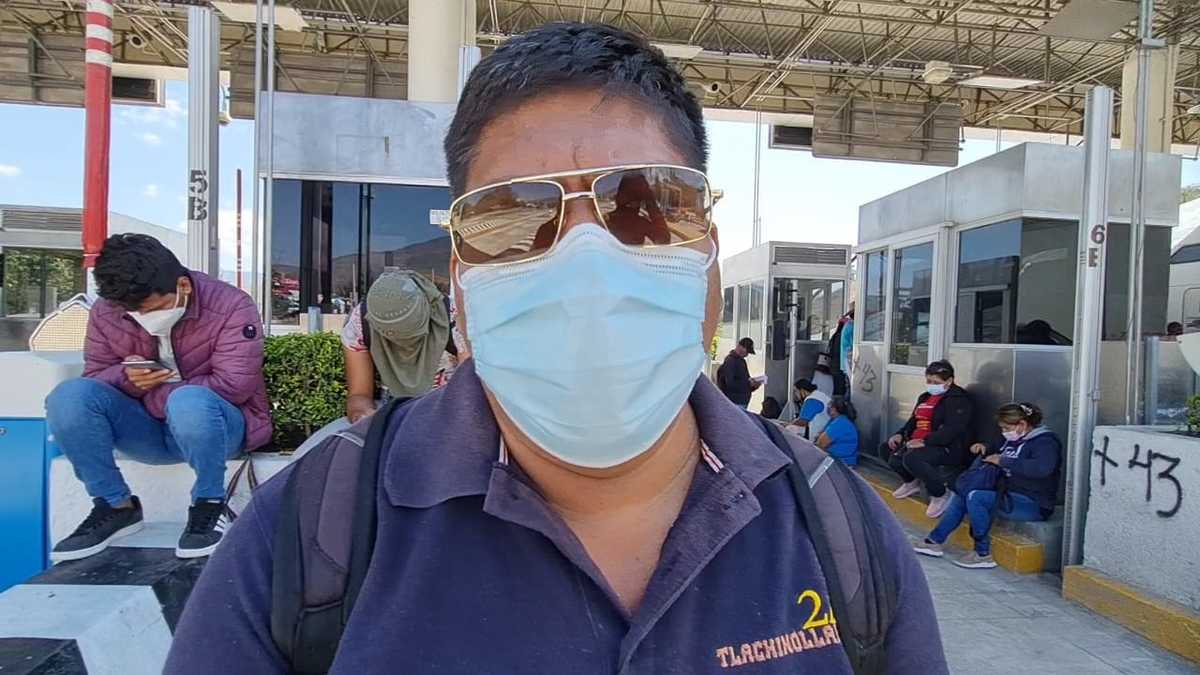 Padres de los 43 normalistas de Ayotzinapa tomaron el control de la caseta de Palo Blanco en la Autopista del Sol. (Rogelio Agustín Esteban)