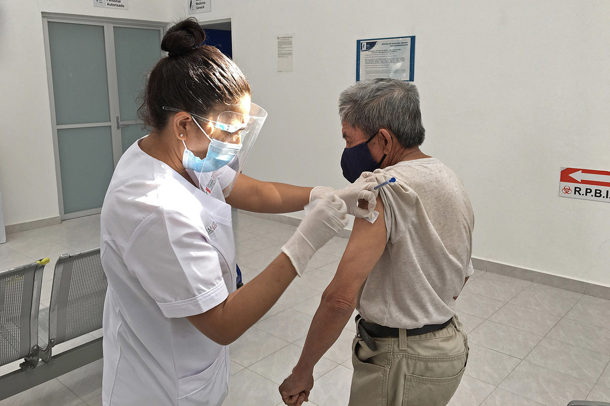 Personal de salud aplica la vacuna contra Covid-19 en adultos mayores. (Agencia Enfoque)